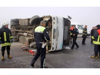Servis minibüsü devrildi: 25 işçi yaralı