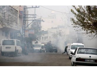 Teröristler okul ve sağlık ocağını yaktı