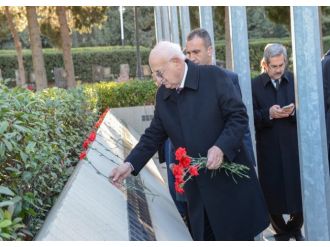 TBMM Başkanı Bakü’de şehitliği ziyaret etti