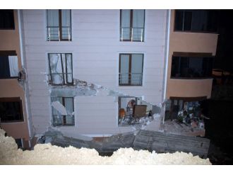 Tonlarca ağırlık apartmana devrildi faciadan dönüldü