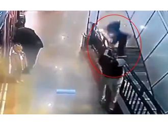 Aşağı düşen çocuğu havada tuttu