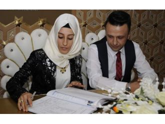 Cami avlusundan nikah masasına