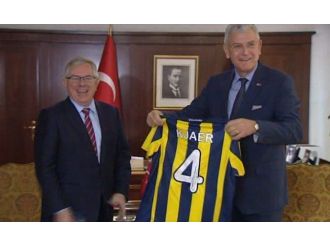 Bakan Bozkır’a imzalı Kjaer forması