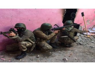 Sur’da 2 güvenlik görevlisi yaralandı