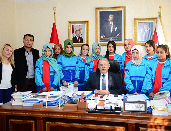 Şampiyon Kızlar Başkan Mahçiçek’i Ziyaret Etti