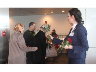 THY’den umre yolcularına ’gül’ sürprizi