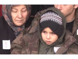 Şehit babasını böyle uğurladı