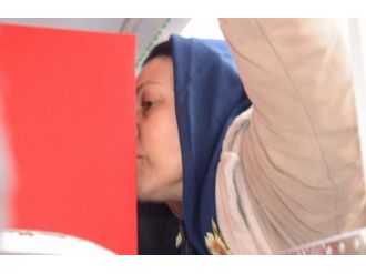 Şehit oğula son öpücük