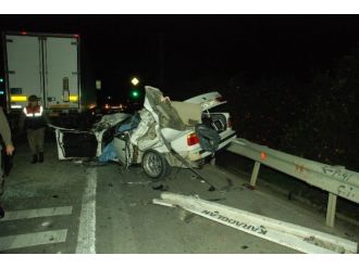 Otomobil TIR’a çarptı: 1 ölü, 2 yaralı