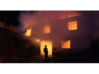 İki katlı ev yanarak kül oldu