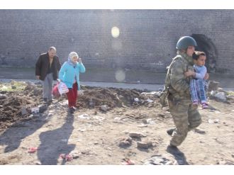 Vatandaşlardan askere tam destek