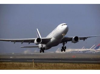 Teröristler azıttı: Yolcu uçağına ateş açtılar