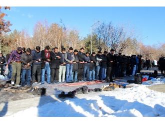 ODTÜ’deki olaylara ’namaz’lı protesto