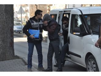 Önce soydu sonra partonuyla hırsızı aradı