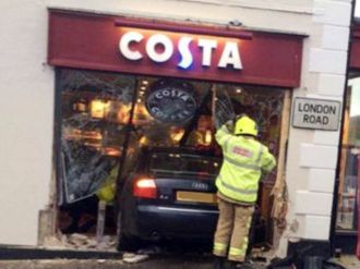 Otomobil kafeye daldı: 6 yaralı