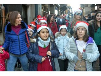 Noel’i İstiklal’de kutladılar