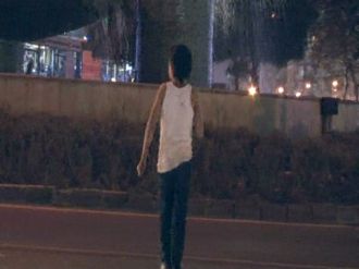 Buz gibi havada atletiyle dilendirilen çocuk babasından alındı