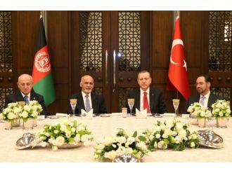 Afgan mevkidaşı onuruna akşam yemeği verdi