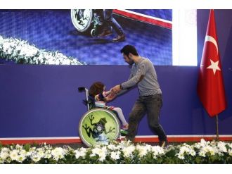 Engelli kızın dansı Bakanları büyüledi