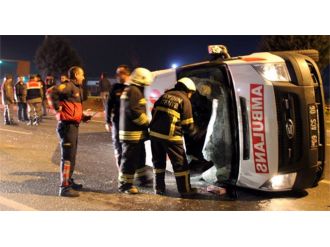 Hasta taşıyan ambulans takla attı: 5 yaralı