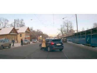 Aracını çalmıyorlar, el frenini çekmeyi unutmuş !