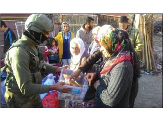 Mehmetçik ekmeğini vatandaşla paylaştı