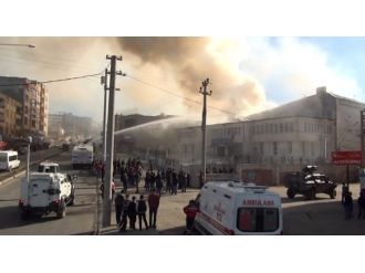 Teröristler kütüphaneye saldırdı: 6 yaralı