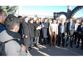 Diyarbakırlılar hendekleri protesto etti