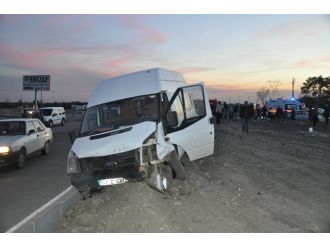Yolcu minibüsü ile otomobil çarpıştı: 2 ölü, 3 yaralı