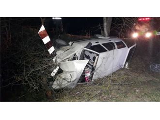 Virajı alamayan araç şarampole yuvarlandı: 3 yaralı