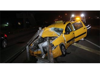 Ticari taksi bariyerlere girdi: 1 yaralı