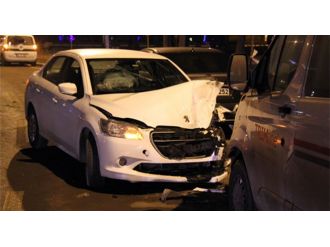 Kaza yapan sürücü aracını bırakıp kaçtı