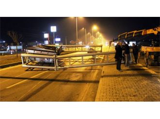 Damperi açılan kamyon uyarı tabelasını yıktı