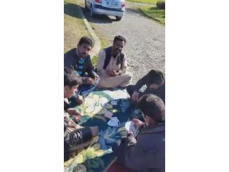 Çocuklar dilendi babaları iskambil oynadı