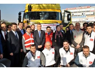 Türkmenlere giden yardım TIR’larını Bakan uğurladı