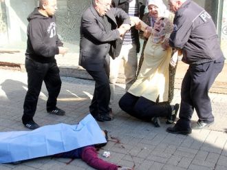 İntihar eden kocaya son öpücük