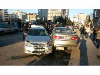 Freni boşalan kamyon 10 aracı biçti: 3 yaralı