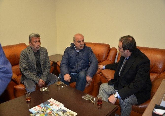 Bakan Ünal Şehit Ailesini Havaalanında Teselli Etti