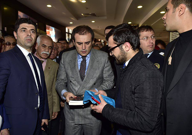 Bakan Ünal`a Azerbaycan Bayrağı Hediye Edildi