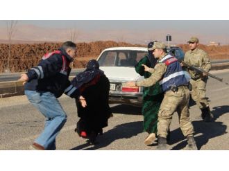 Arazi kavgasında kadınlar 3 evi ateşe verdi