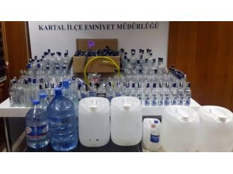 Kartal’da bir kuaförde sahte içki ele geçirildi