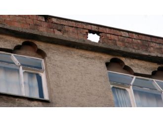 Diyarbakır’da bir binaya roket isabet etti