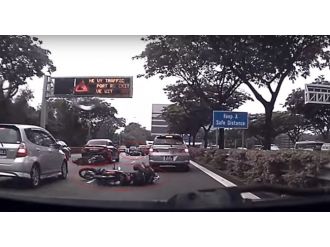 Motosikletler peş peşe devrildi