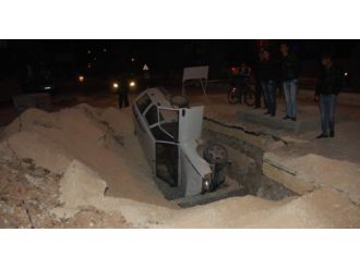 Otomobil belediyenin kazdığı çukura düştü