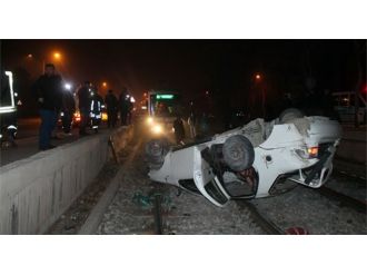 Tramvay hattına uçan otomobilde sıkıştı