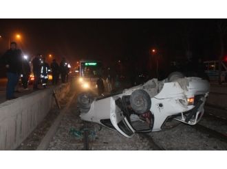 Otomobil tramvay yoluna uçtu