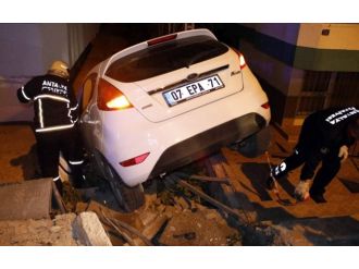 Önce yayalara çarptı sonra bahçeye uçtu!