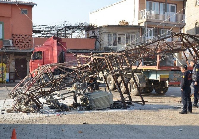 Kahramanmaraş'ta Tır, Trafo Direğine Çarptı
