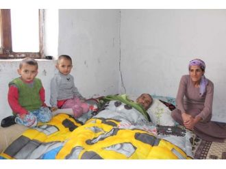 Çaresizce uzanacak bir el bekliyorlar