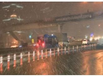 İstanbul’da kar yağışı sürüyor